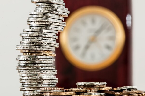 돈이 탑 형태로 쌓여있는 이미지. 출처=Pexels/ Pixabay
