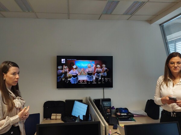 몬테네그로 경찰청 공보관들이 3월 27일(현지시각) 경찰청 4층 공보실에서 에 권도형 테라폼랩스(TFL) 대표가 수도 포드고리차 인근 '스푸지(Spuž) 구치소(detention facility)'에 구금돼 있다고 설명했다. 왼쪽이 마리아 주키치 공보관(왼쪽), 오른쪽은 차르나 라스토데르 공보관. 출처=박상혁/ 디지털애셋