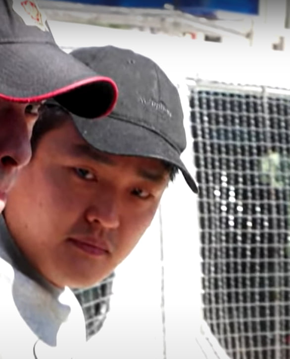 권도형 TFL 대표가 3월 24일(현지시각) 몬테테그로 수도 포드고리차 고등법원에 들어서고 있다. 출처=인사이드이디션 유튜브 캡처