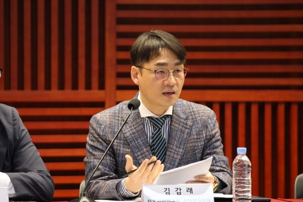 김갑래 자본시장연구원 선임연구위원. 2월 24일 한국증권법학회와 디지털애셋이 공동개최한 토큰증권 가이드라인 심포지엄에서 질문에 답변하고 있다. 출처=박성도/ 디지털애셋