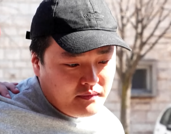 권도형 테라폼랩스(TFL) 대표가 3월 24일(현지시각) 몬테테그로 수도 포드리고차 지방법원에 들어서고 있다. 출처=인사이드이디션 유튜브 캡처