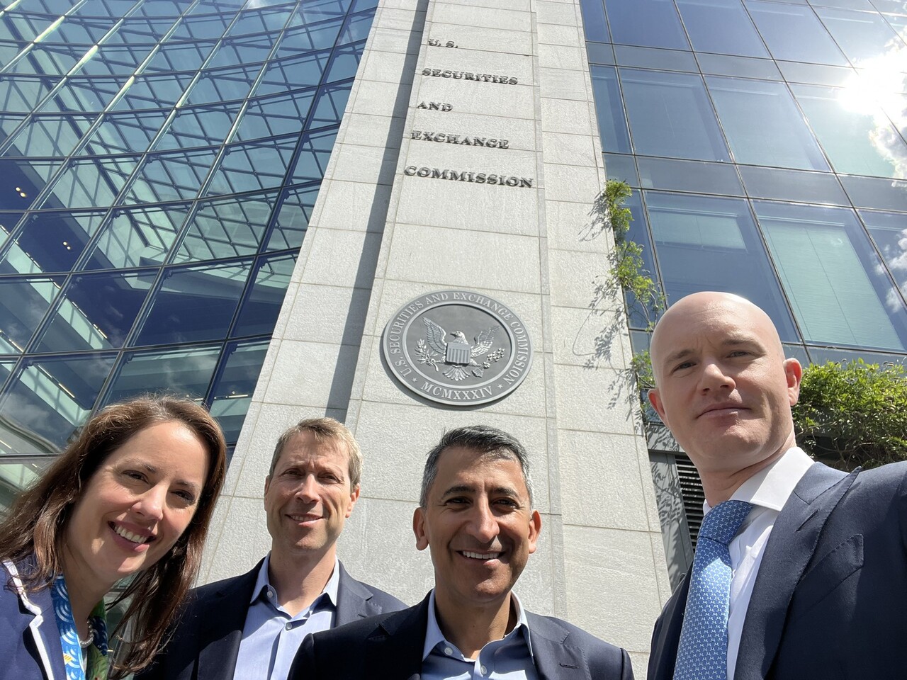 미국 워싱턴 DC 증권거래위원회(SEC) 건물 앞에 모인 코인베이스 관계자들(가장 오른쪽이 브라이언 암스트롱). 출처=브라이언 암스트롱 트위터